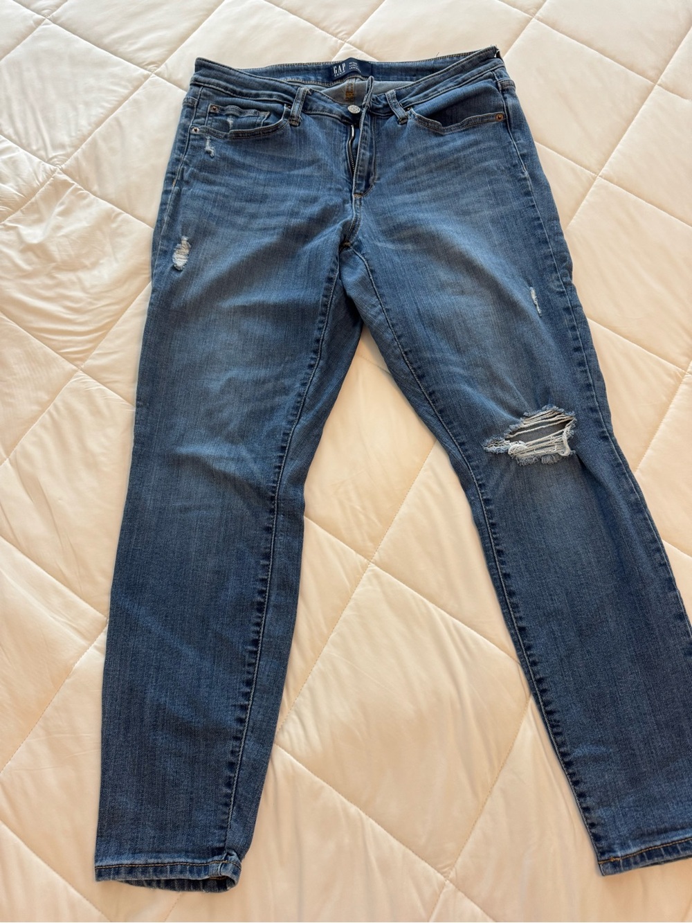 GAP Women's Skinny Jeans in Dark Blue with Distressed Knee